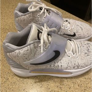 Nike KD, used good condition. Only worn on court. 9.5 white. Small spot at lace.